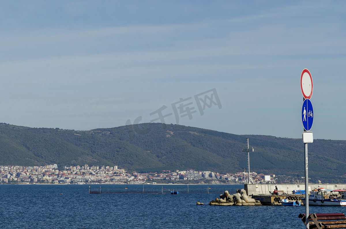 内塞巴尔古城附近黑海和巴尔干山渔船末端有十字架的码头海景图片