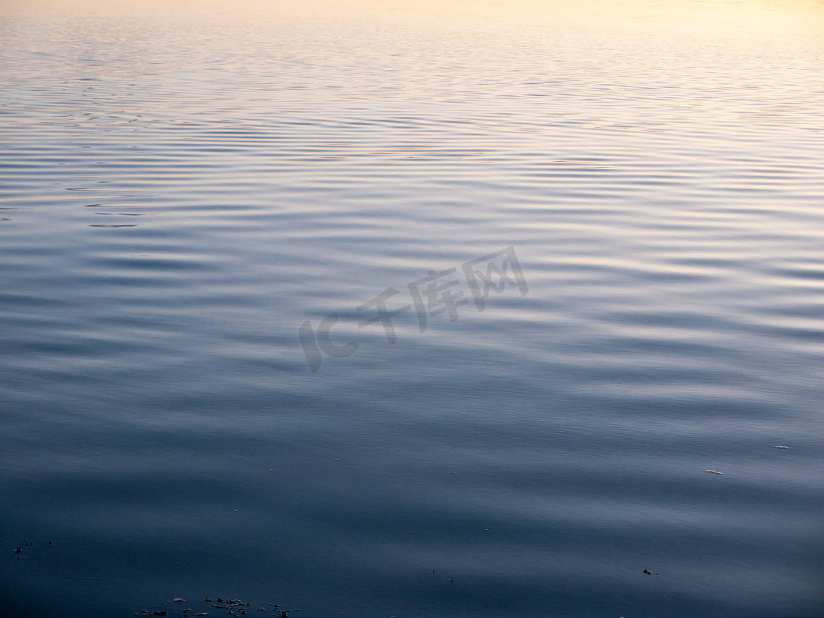水面蓝色波纹波纹理海洋图片