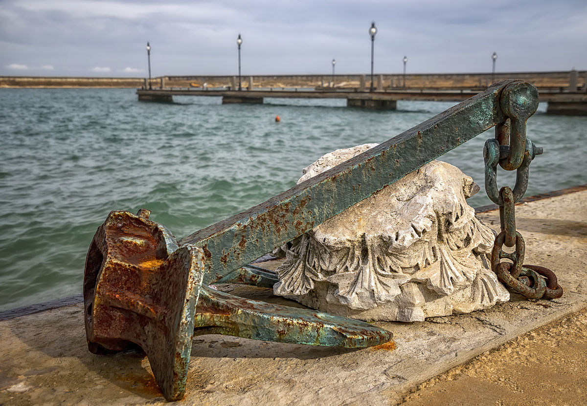 一个巨大的生锈旧锚，像港口装饰图片