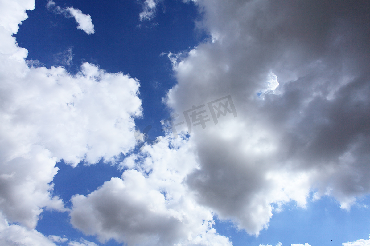 夏天的蓝天上布满了大朵云彩图片