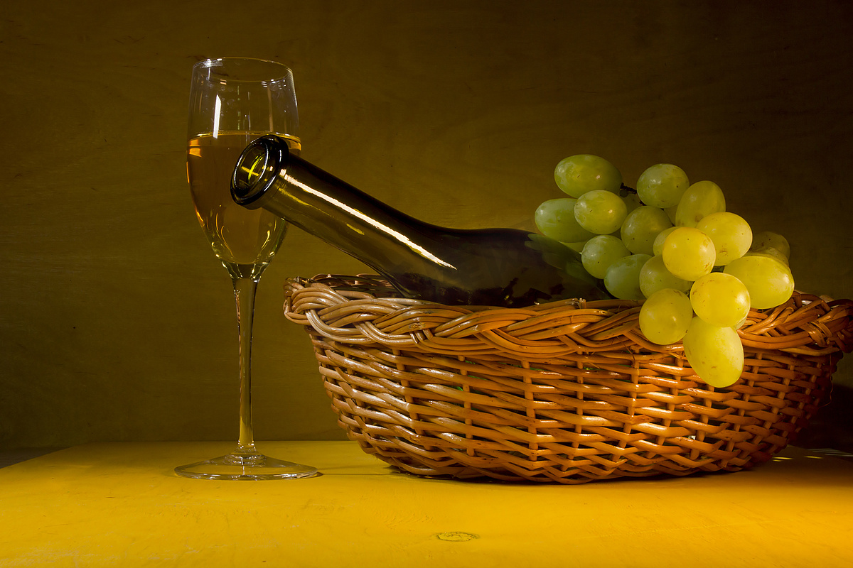 绿葡萄和白葡萄酒图片