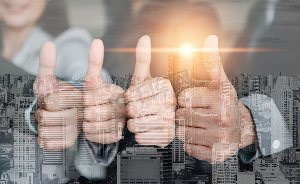 商界人士共同竖起大拇指信任支持，双重曝光商业自信团体在城市背景下为值得信赖的工作执行成就竖起大拇指。图片