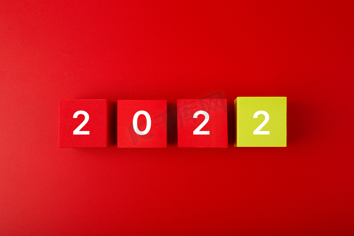 红色背景上的 2022 个数字。图片