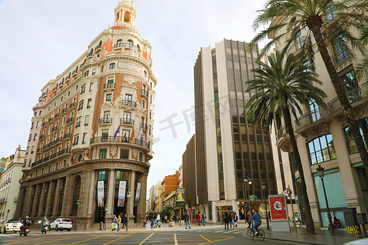 西班牙巴伦西亚 — 2019年11月28日：位于西班牙历史名城巴伦西亚的Banco de Valencia银行总部图片