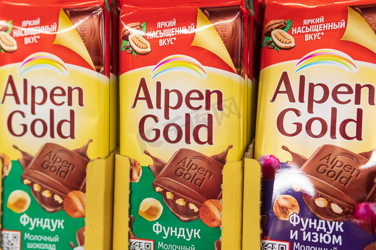 2021 年 6 月 8 日，俄罗斯秋门市：一家大卖场货架上的 Alpen 金巧克力。图片