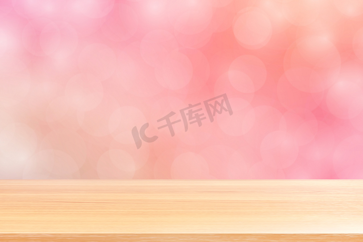 模糊的散景软粉色渐变背景上的空木桌地板，粉红色散景彩色浅色上空的木板，彩色散景灯渐变软用于横幅广告产品图片