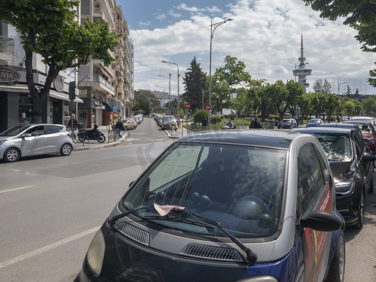 希腊塞萨洛尼基 挡风玻璃上的停车罚款。图片