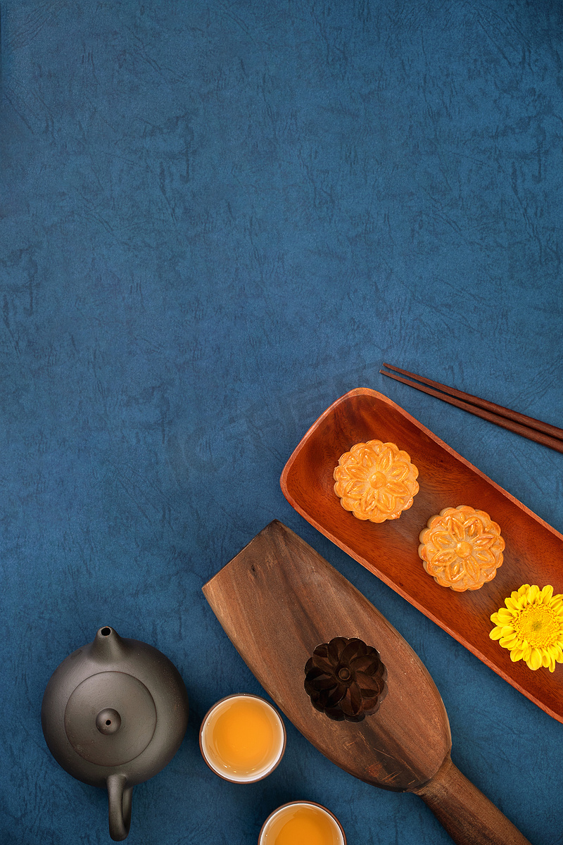 中秋节蓝色背景的简约布局月饼，创意食品设计理念，顶视图，平躺，复制空间。图片
