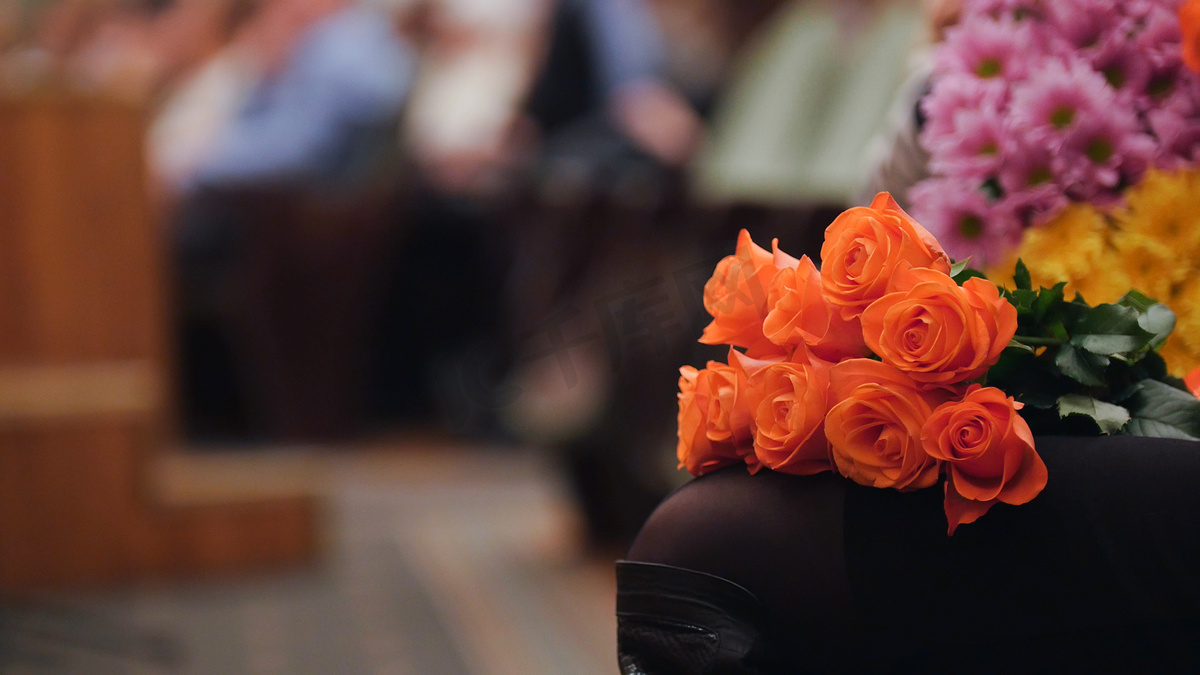音乐厅内的观众手捧鲜花为舞台上的表演鼓掌图片