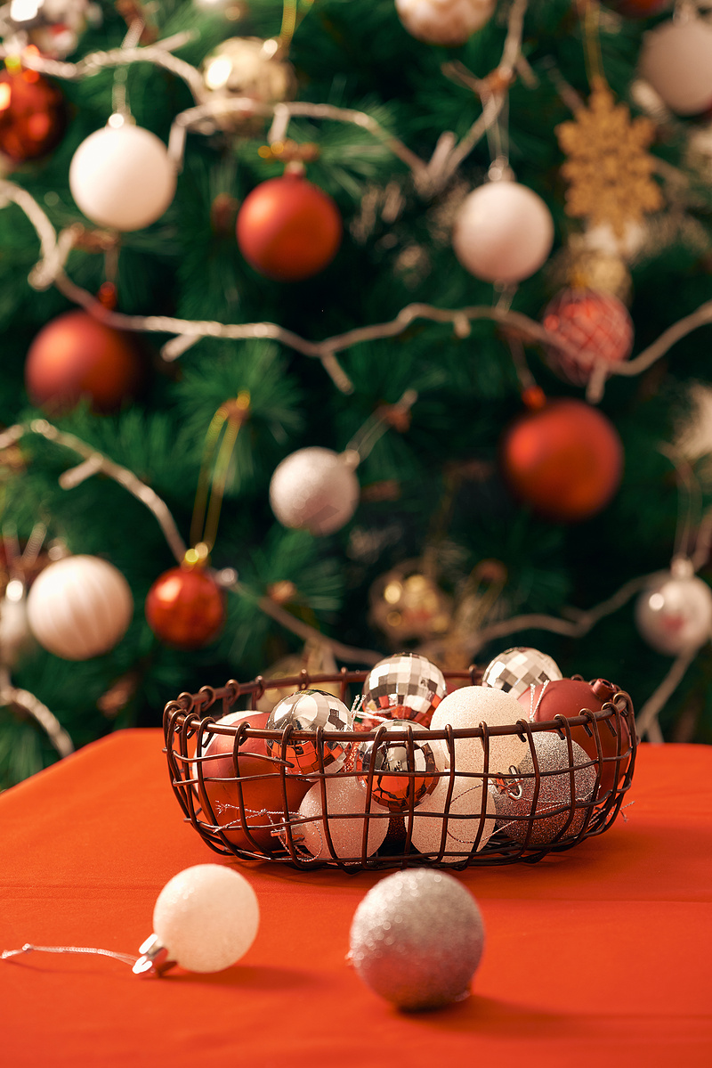 圣诞装饰品和红色和金色物品，用于模拟模板设计。从上面查看图片
