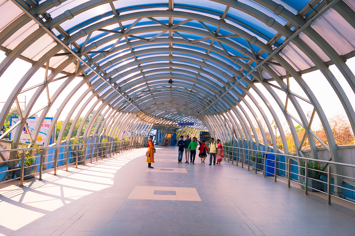 未来派的 Dakshineswar Rani Rashmoni Skywalk 高架通道由玻璃钢制成。图片