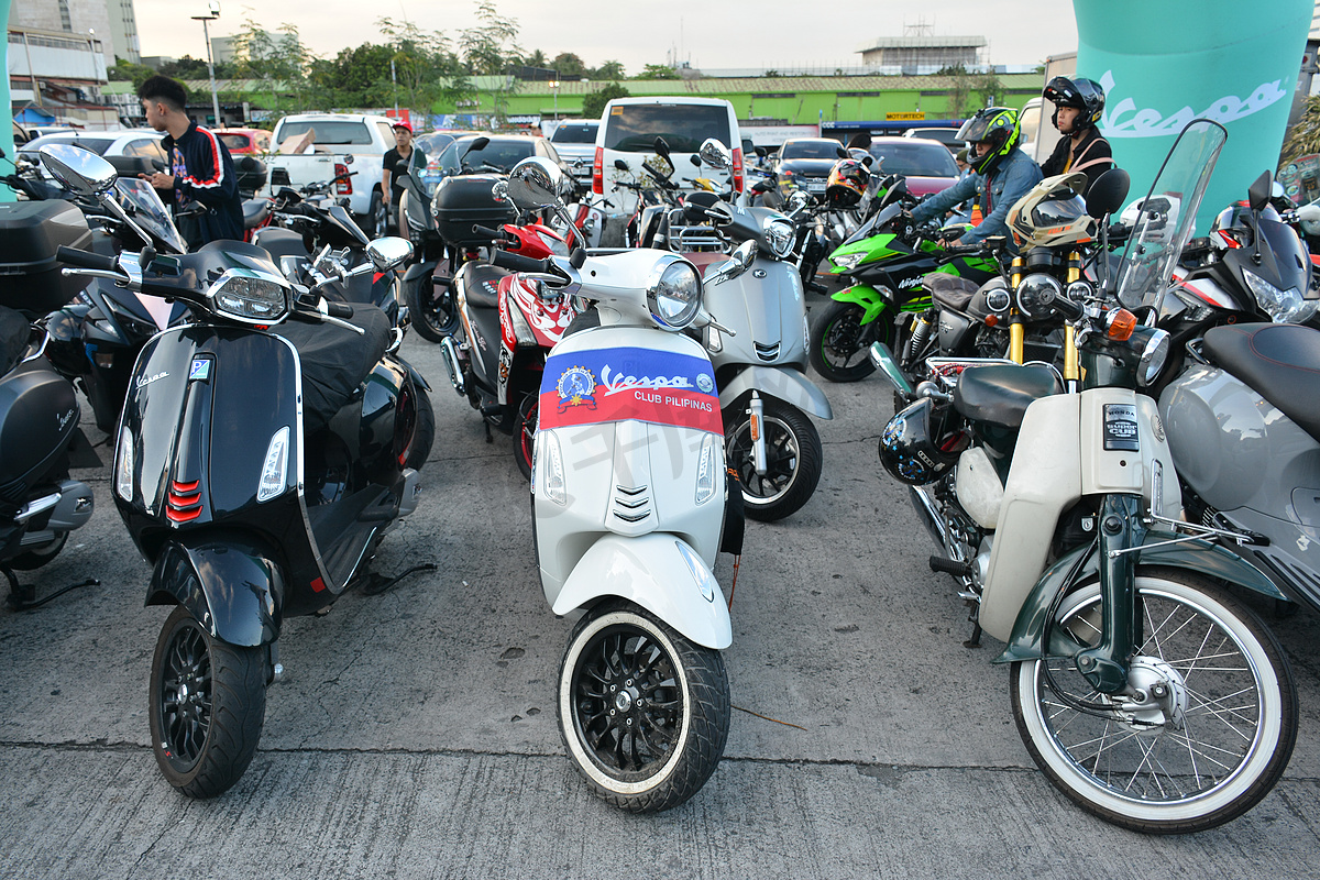 Vespa 摩托车停在菲利普帕西格的 2nd Ride Ph 外图片