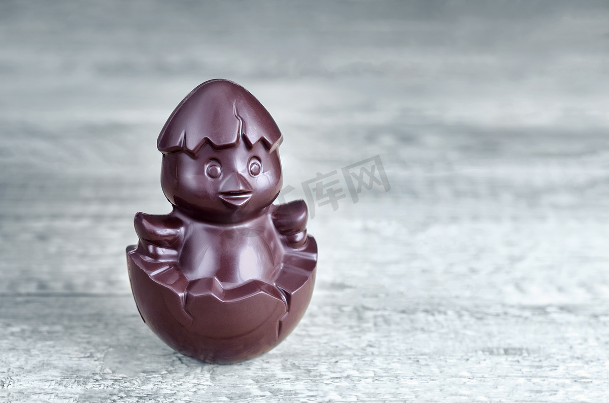 鸡形状的巧克力，象征着即将到来的2017年。充足的文字空间。图片