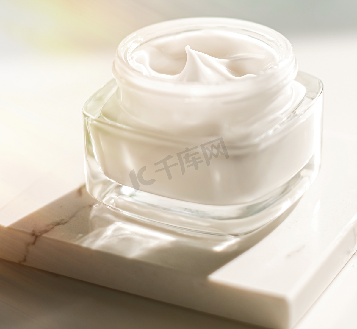 面霜保湿霜作为护肤和身体护理奢侈品、家庭水疗中心和有机美容化妆品，用于天然皮肤护理早晨的日常护理图片