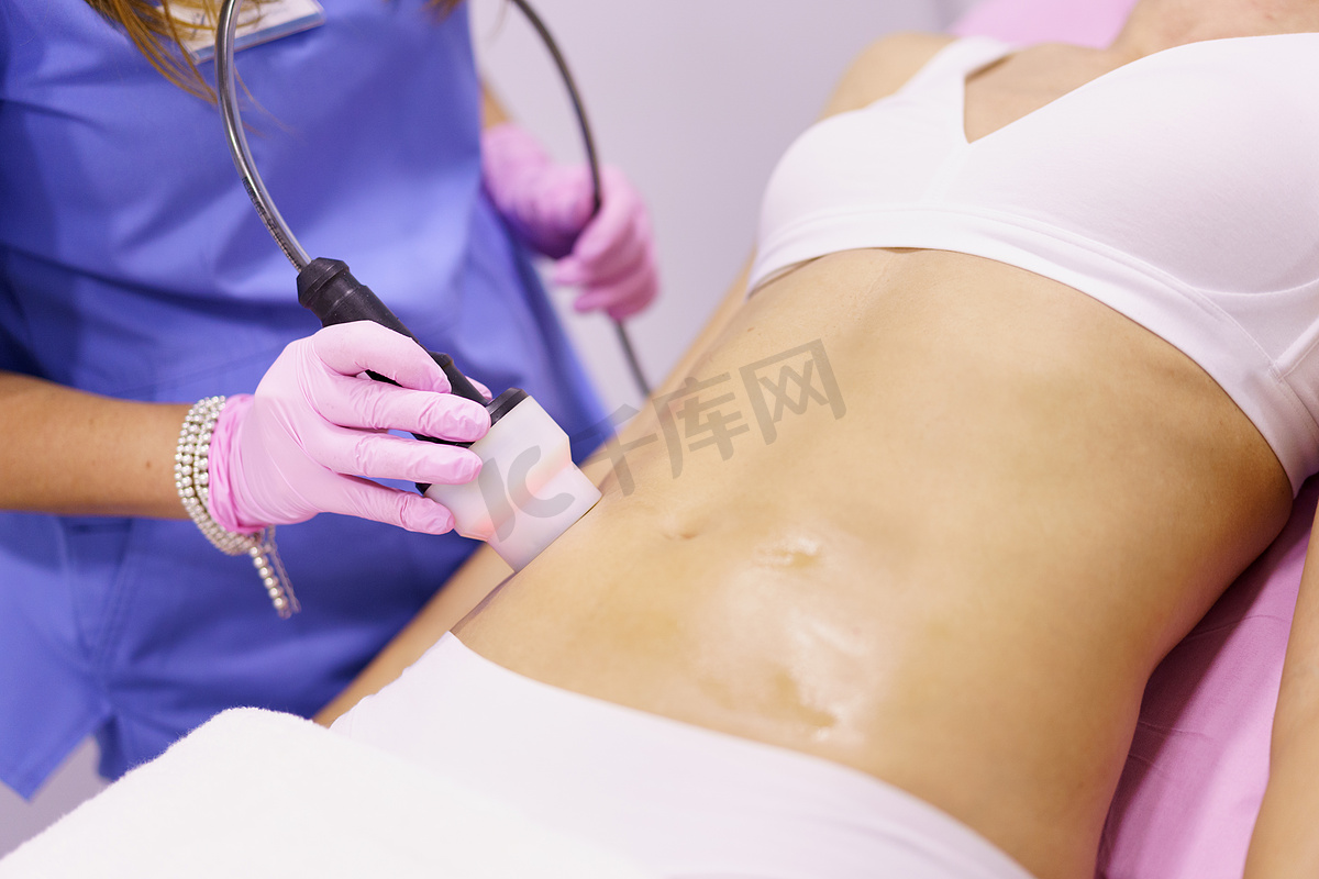 一位女士在美容中心接受射频机抗脂肪团治疗。图片