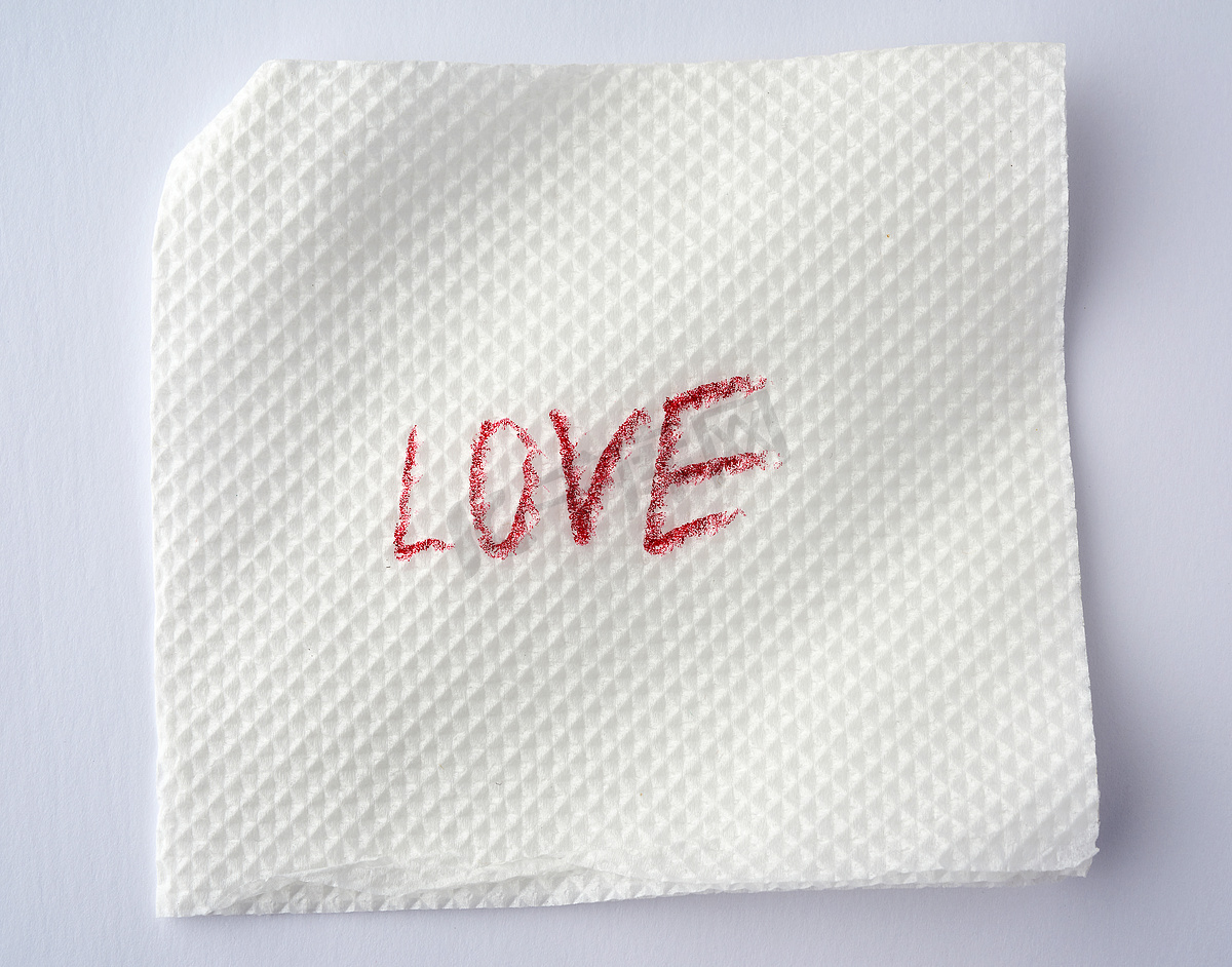 白纸巾上用红色唇膏写的爱图片