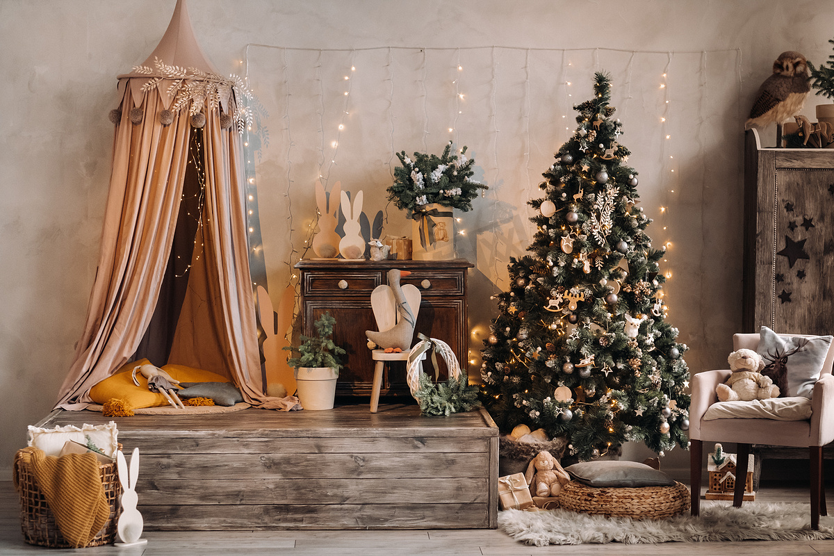 圣诞室内的圣诞树。装饰圣诞照片区图片