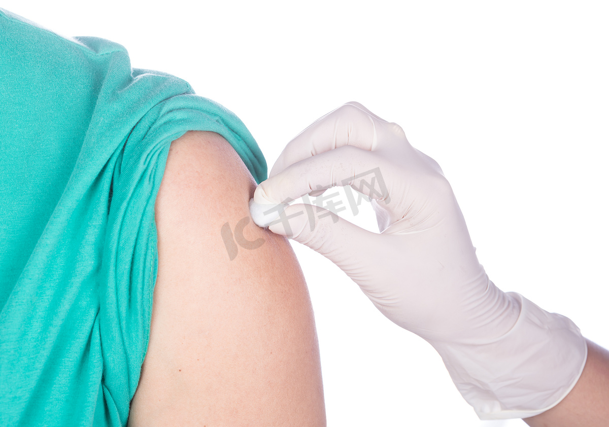 在注射白色隔离疫苗之前，用棉花对手臂皮肤进行消毒图片