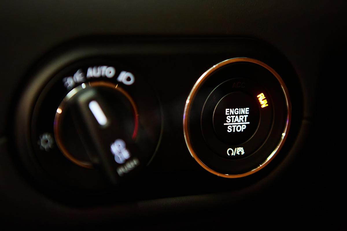 启动停止发动机现代新车按钮。图片
