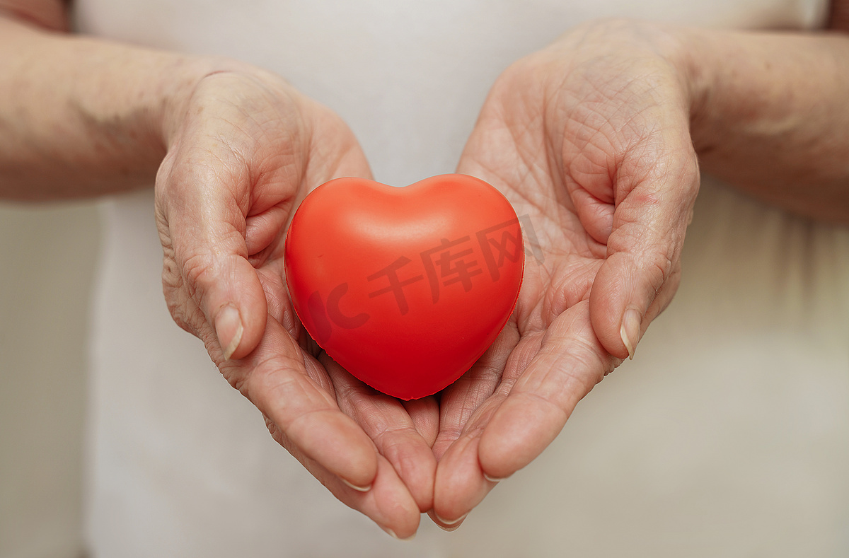 祖母妇女手握红心、医疗保健、爱、器官捐赠、正念、福祉、家庭保险和企业社会责任概念、世界心脏日、世界卫生日、国家器官捐赠日图片