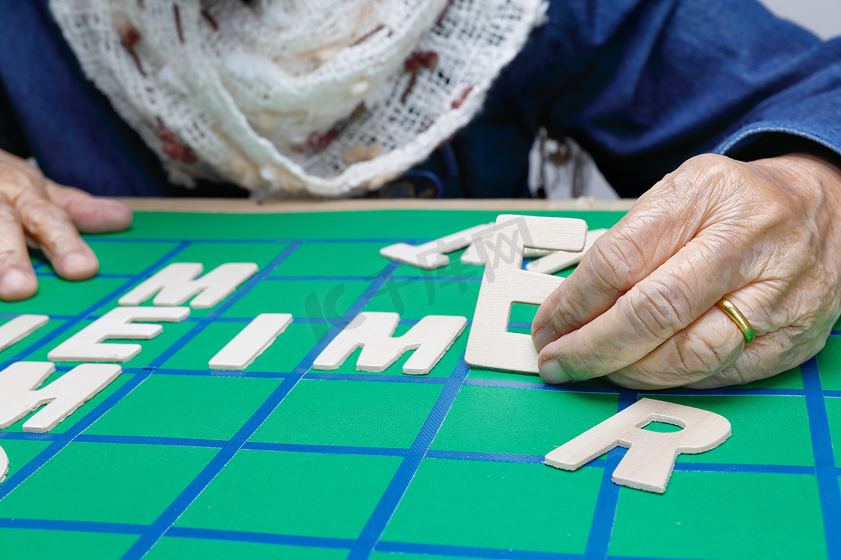 适合老年人的填字游戏，有助于提高记忆力和大脑图片