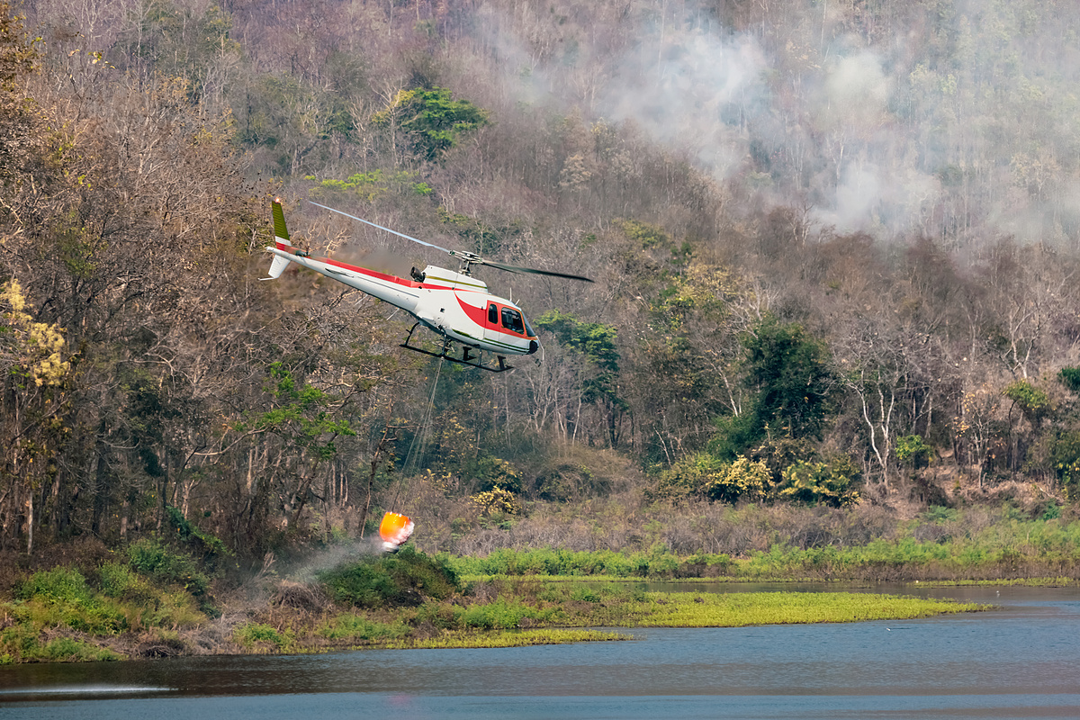 消防直升机运水扑灭森林火灾图片