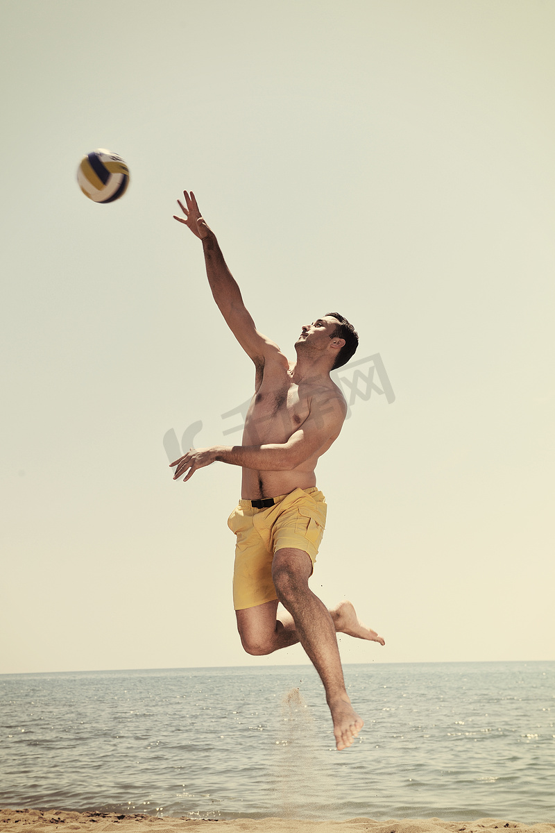 男子沙滩排球运动员图片