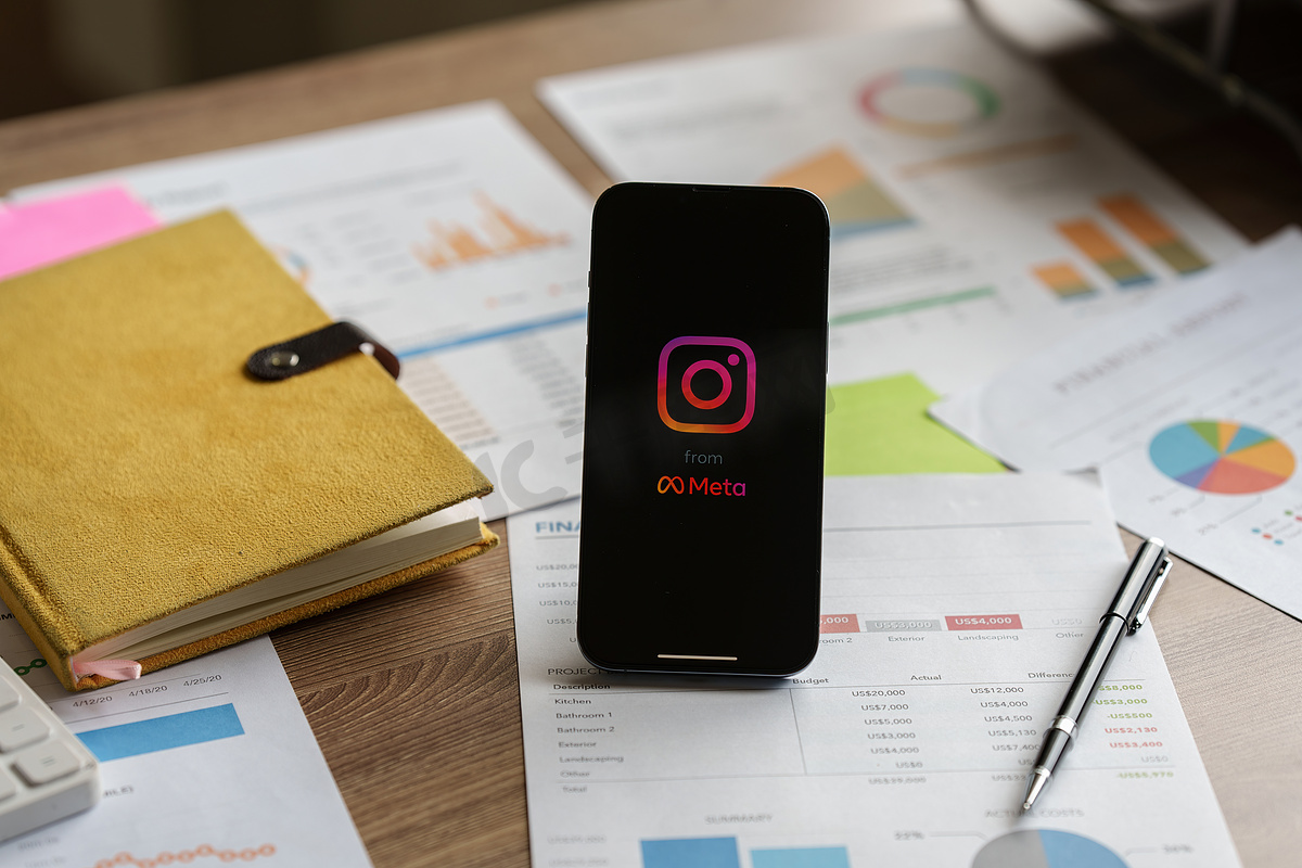 泰国清迈 - 2022年9月13日：带有 Instagram 应用程序登录屏幕的 iPhone。 图片