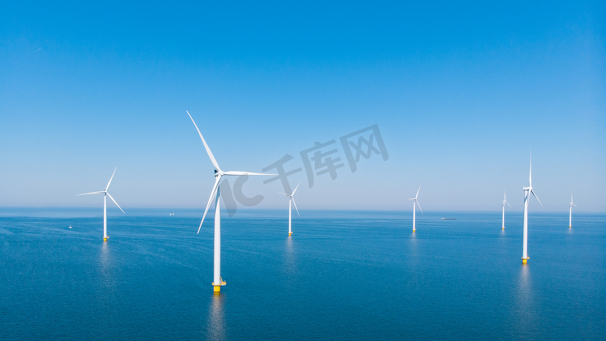 海洋中的风车公园，无人机鸟瞰产生绿色能源电力的风车涡轮机，荷兰海上孤立的风车图片