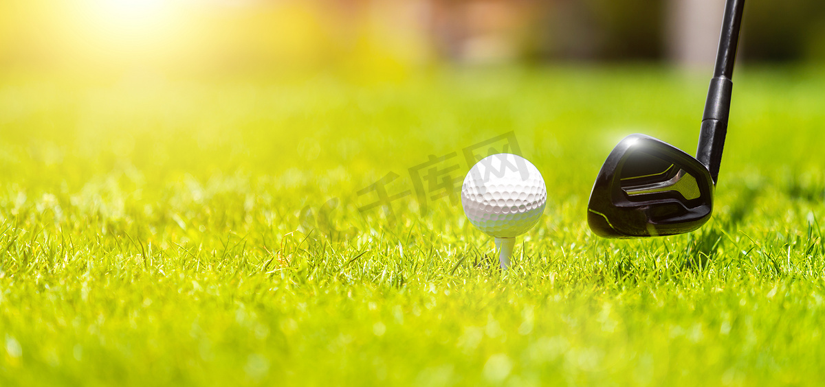高尔夫球铁杆准备在高尔夫球场的绿草上击球图片