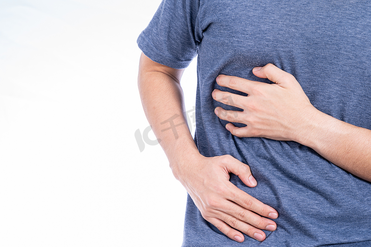 男子手触摸胃、腰部或肝脏位置，隔离白色背景。图片