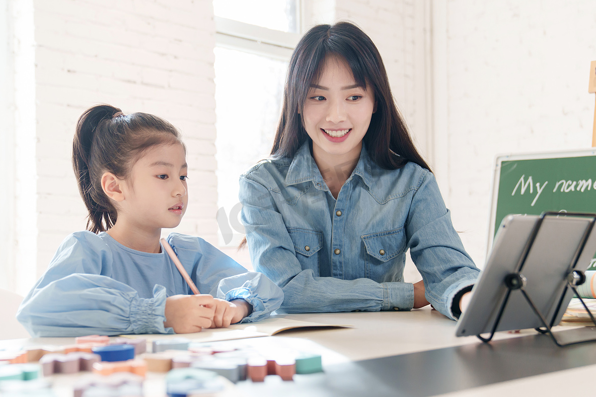 家教老师辅导小学生学习英语图片