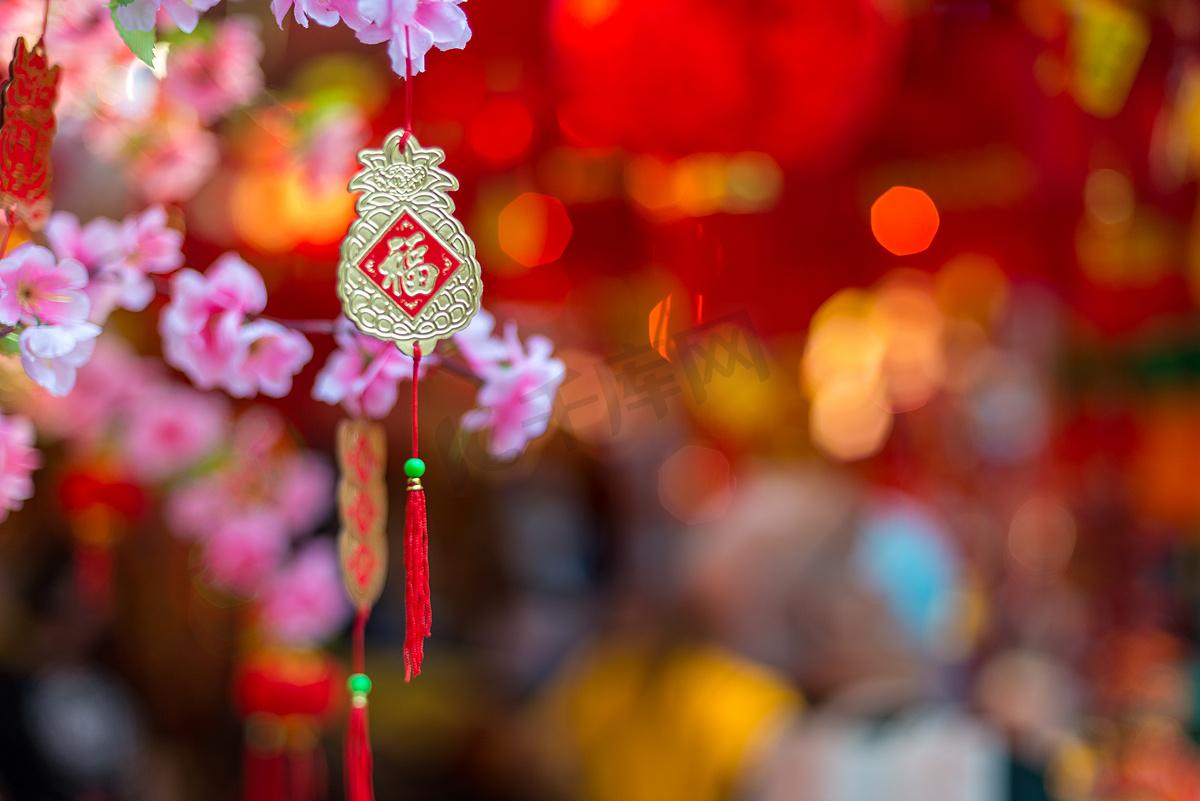 户外亚洲春天农历新年装饰品.许多相信传统习俗的人认为红色是吉祥吉祥的.图片