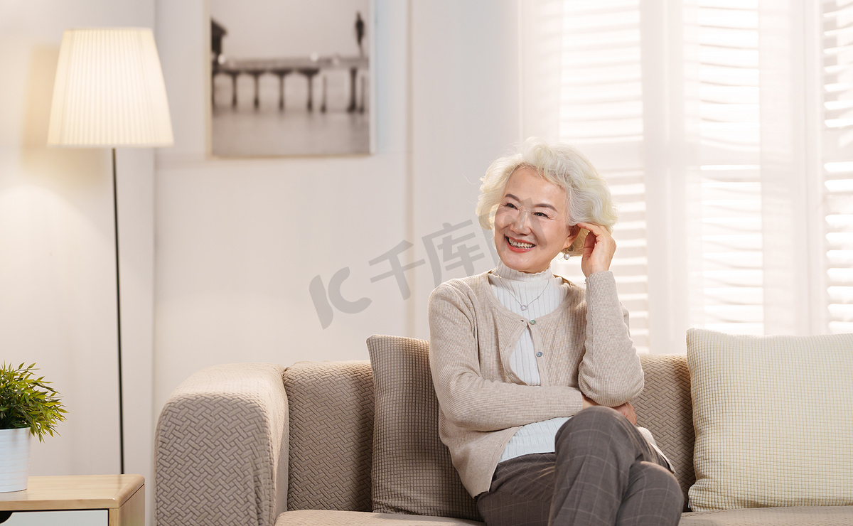坐在沙发上的老年女性图片