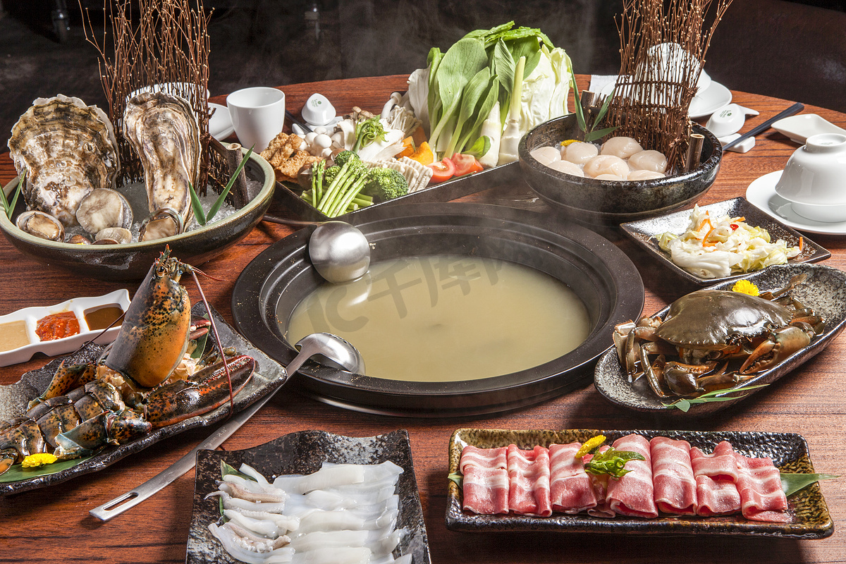 满桌的生海鲜火锅图片