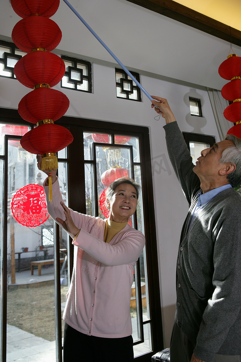 中国老年夫妇挂灯笼图片