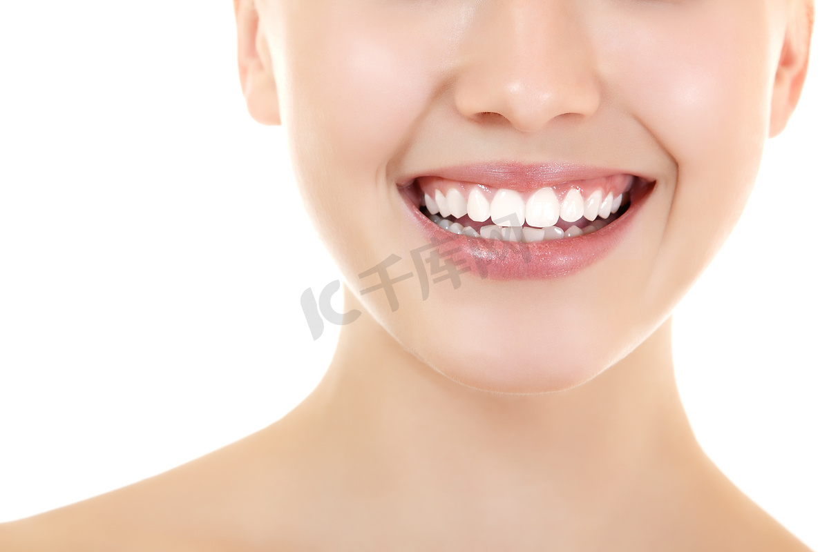 年轻新鲜的女人，与健康洁白的牙齿的美丽笑容图片