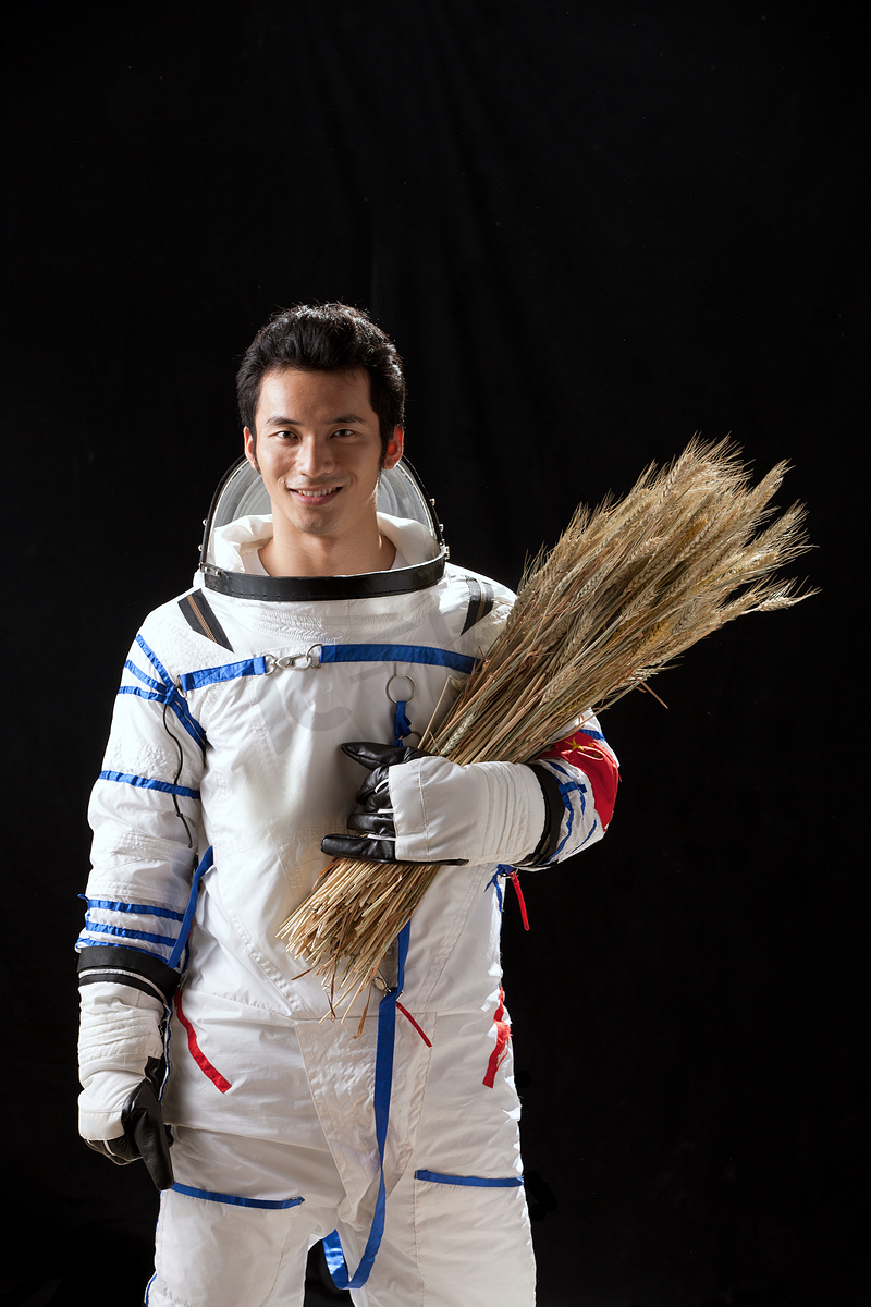 宇航员抱着麦子图片