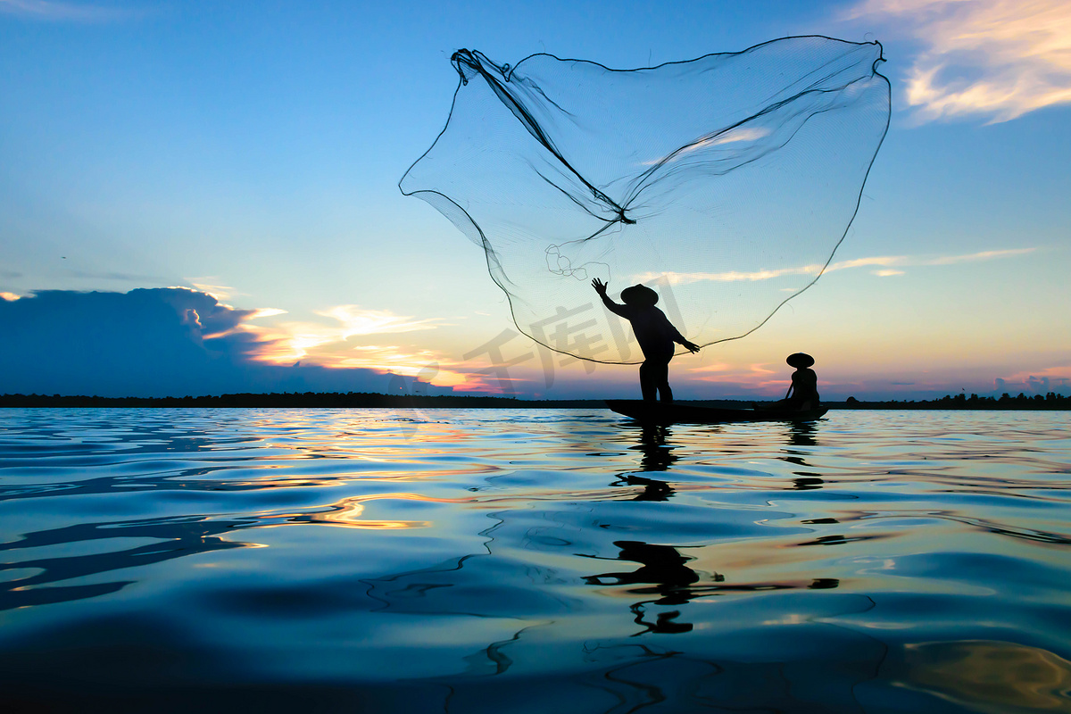 渔夫捕鱼行动图片