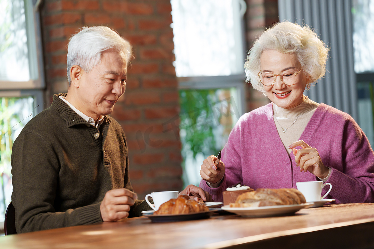 老年夫妇享用早餐图片