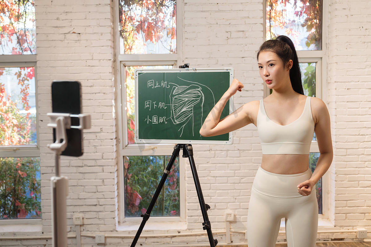年轻女人在线直播健身授课图片