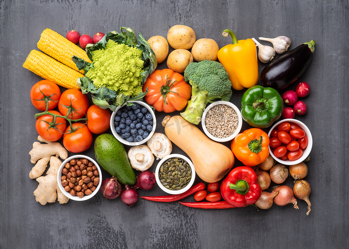 健康饮食配料：新鲜蔬菜、水果和超级食品。营养，饮食，素食概念。具体背景图片