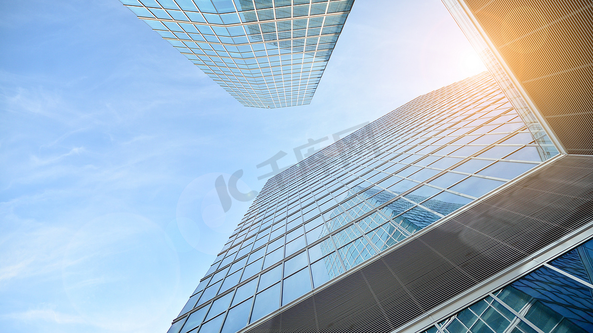 摩天大楼玻璃轮廓的最底层视图.商业大楼。有玻璃立面的摩天大楼。商业区的现代建筑。经济、金融、未来的概念.   图片