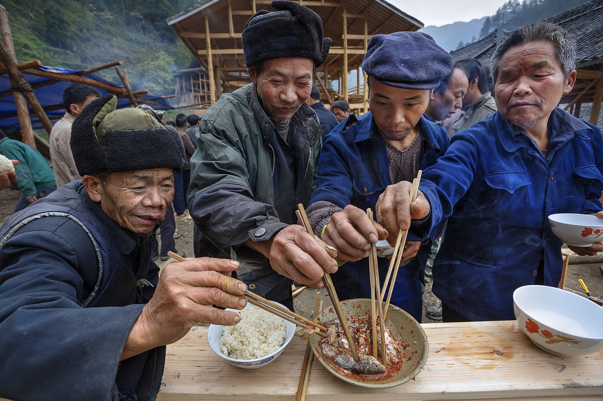 分享食物在乡村节日，村民们庆祝的开始 图片