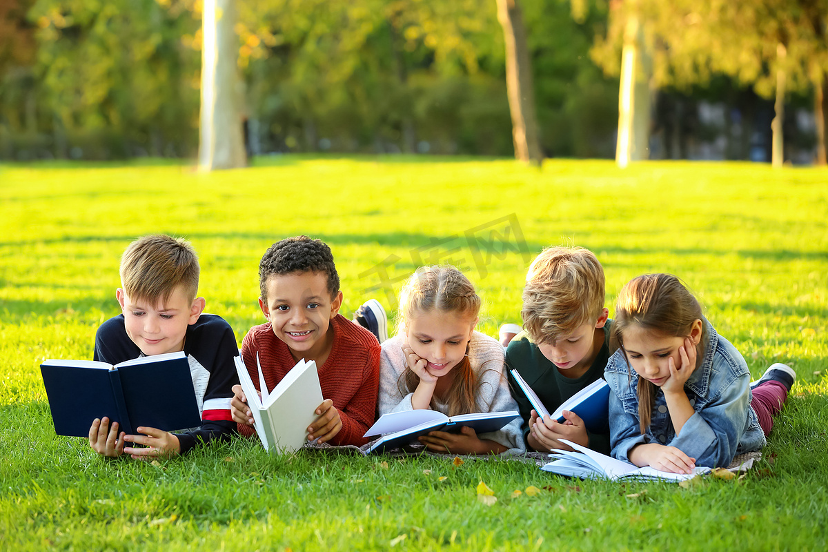 可爱的小孩子在公园看书图片