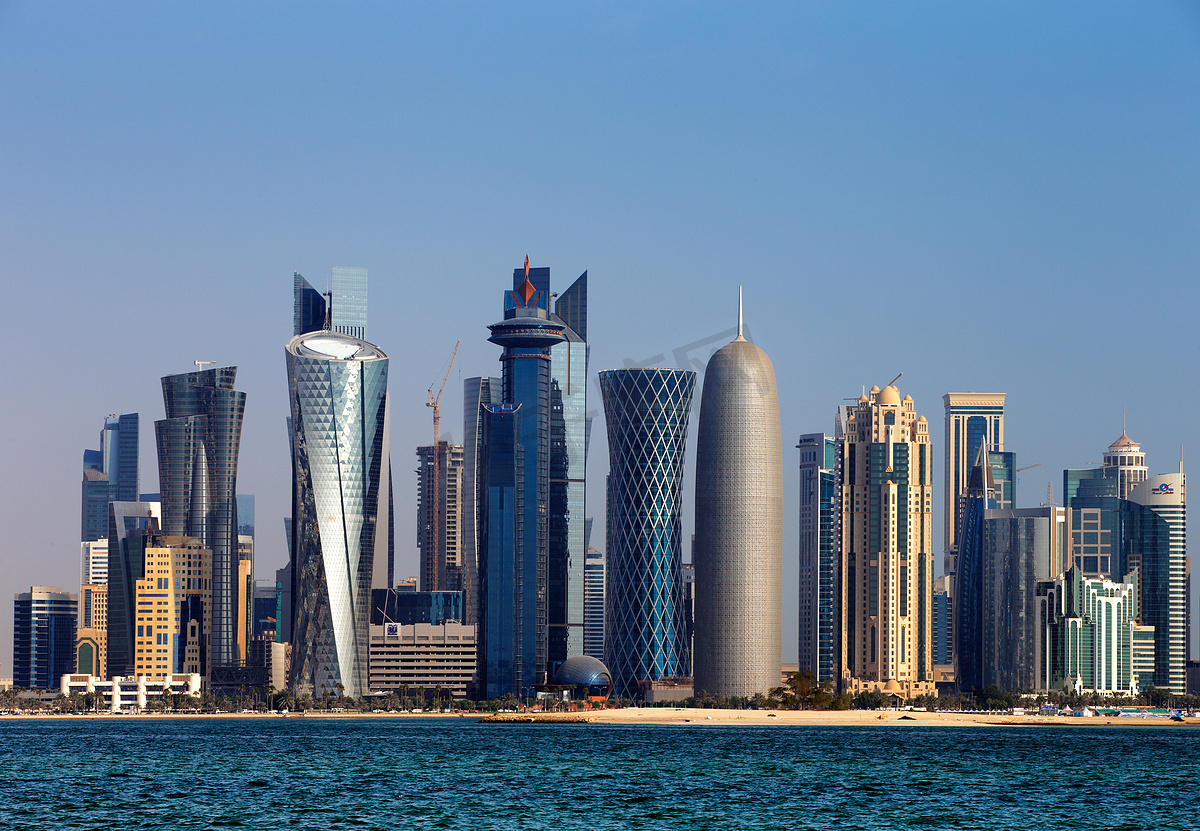 西湾城市天际线的多哈，卡塔尔图片