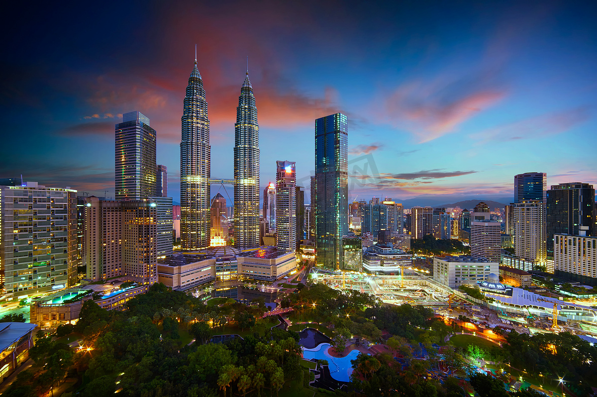 美丽的吉隆坡城市天际线与戏剧性的天空, 暮光之景。马来西亚 .图片