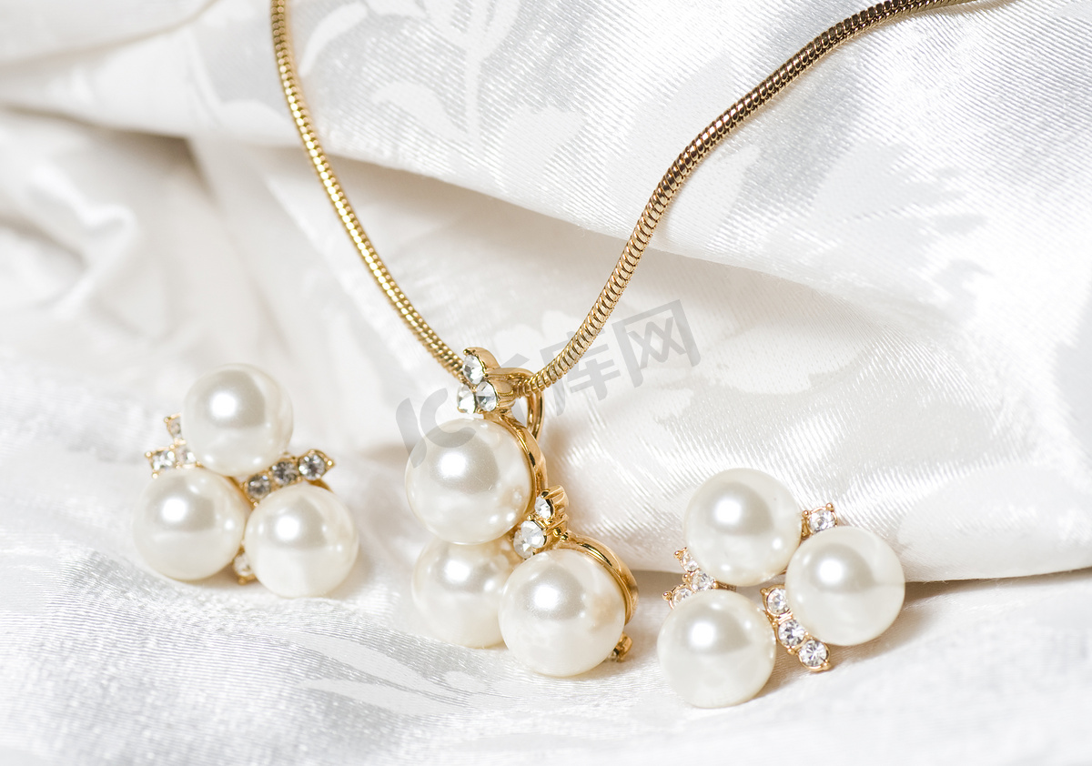 在白色背景上的美丽珍珠首饰图片