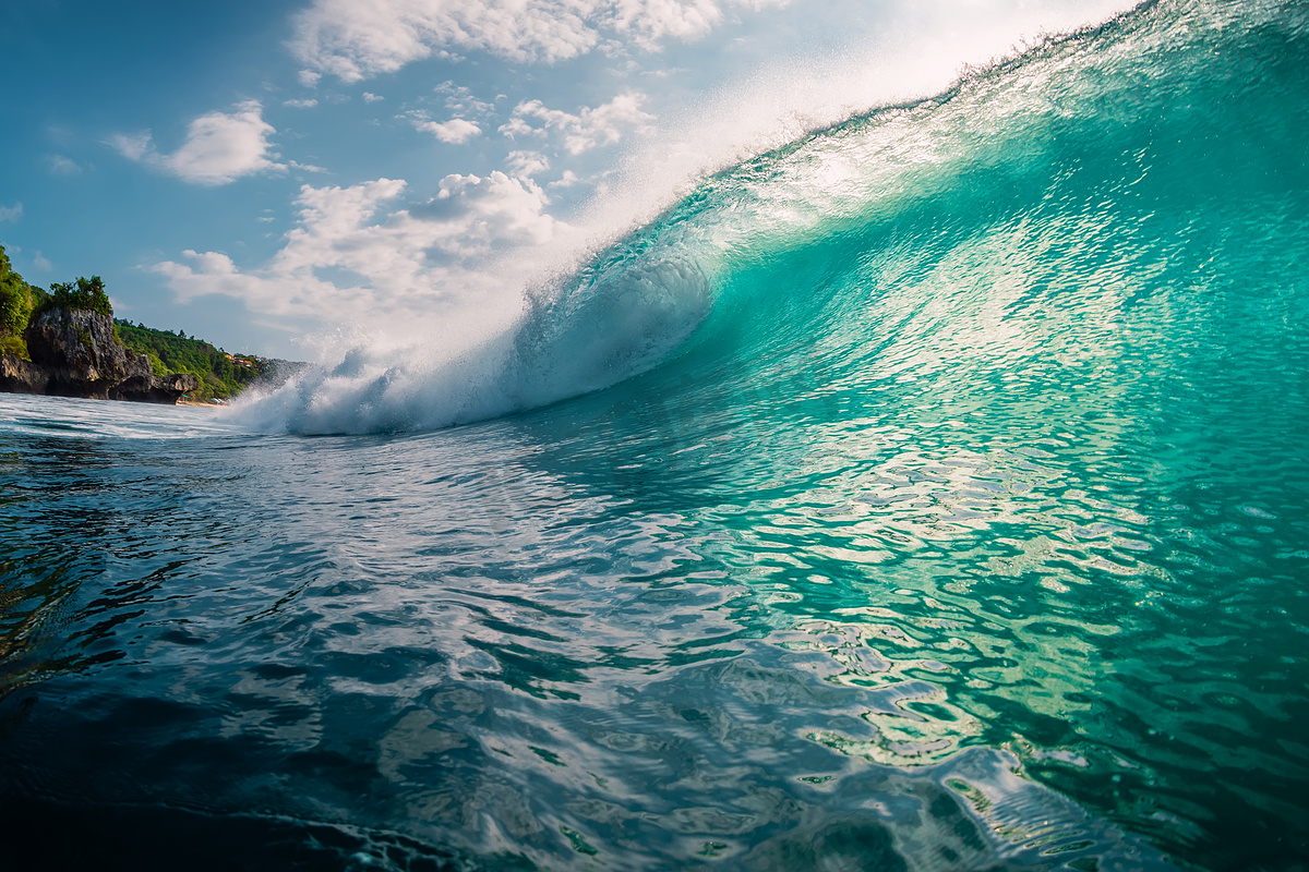 在海里冲浪的桶波。破浪和太阳光图片