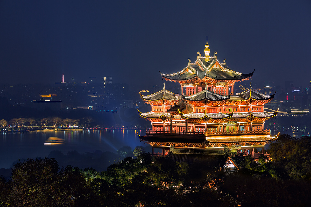 中国杭州城市神亭（City God Pavillion）灯火通明的城市黄阁夜景图片